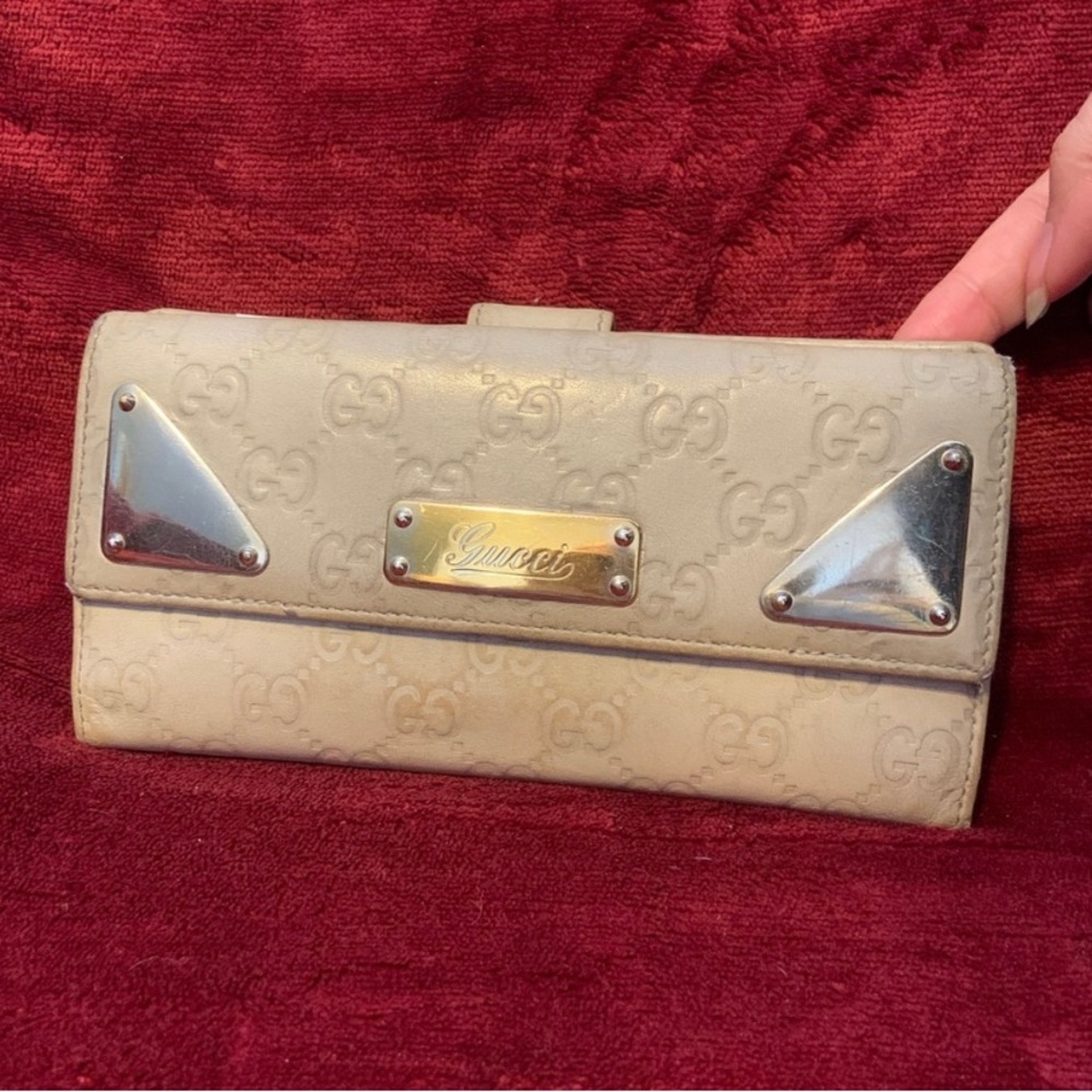 Gucci Beige Wallet with Silver Accents - Fair Condition